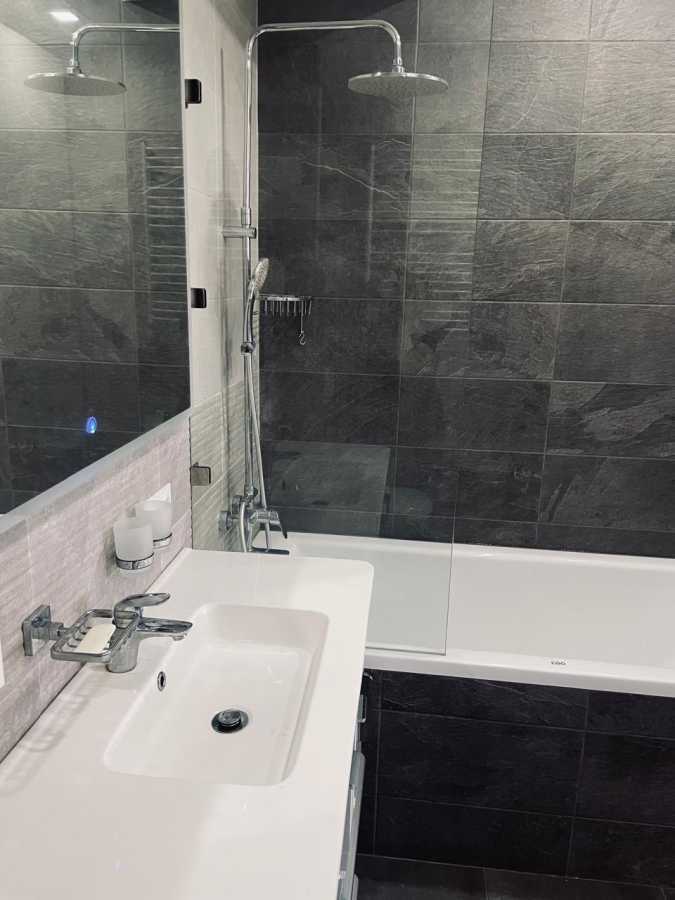 Оренда 4-кімнатної квартири 127 м², Ризька вул., 73г