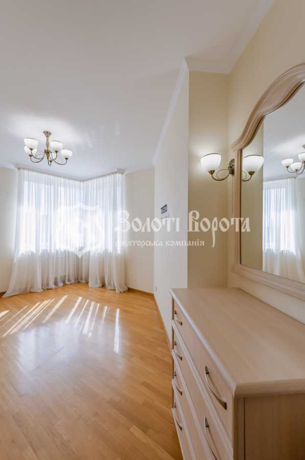 Продаж 3-кімнатної квартири 136.6 м², Саперно-Слобідська вул., 22