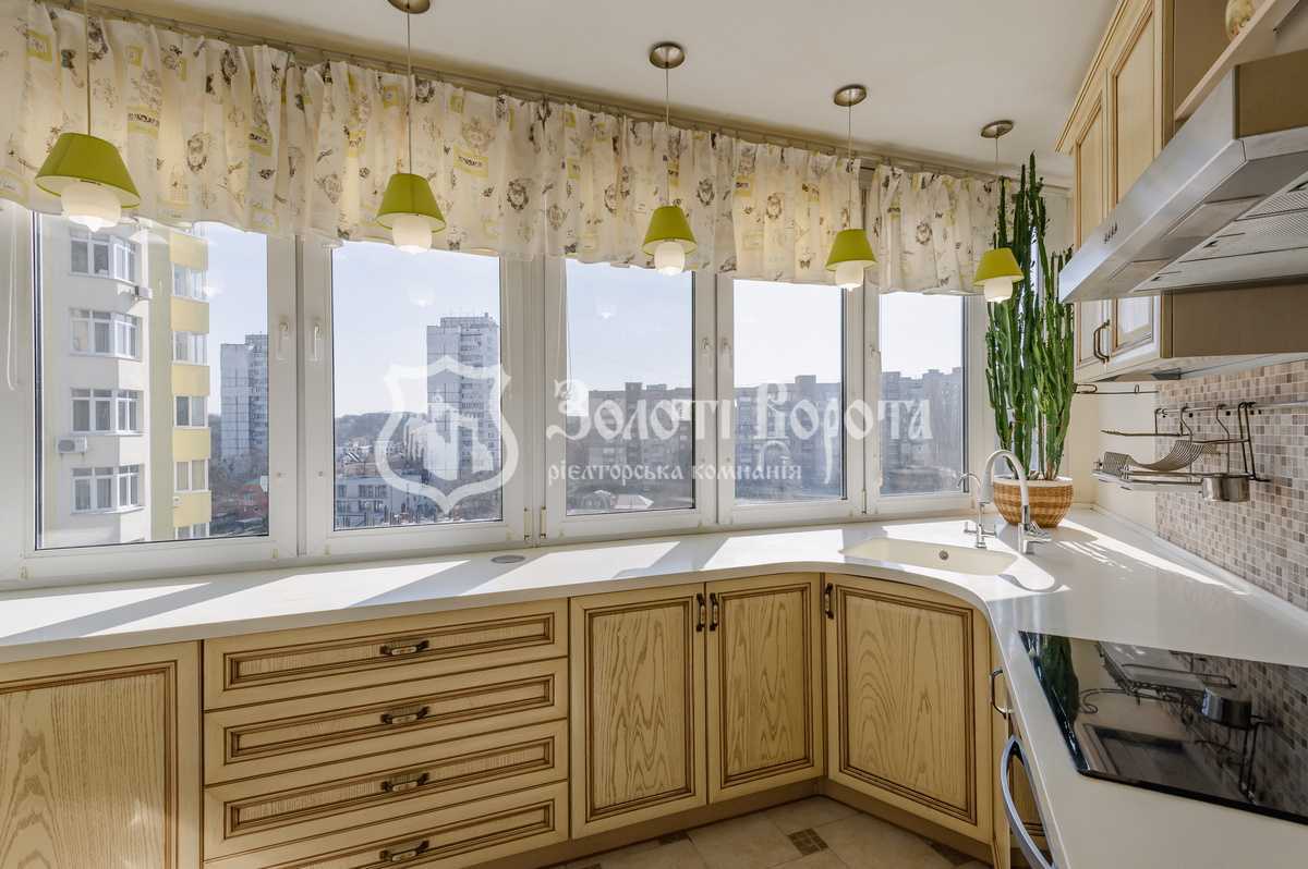 Продаж 3-кімнатної квартири 136.6 м², Саперно-Слобідська вул., 22