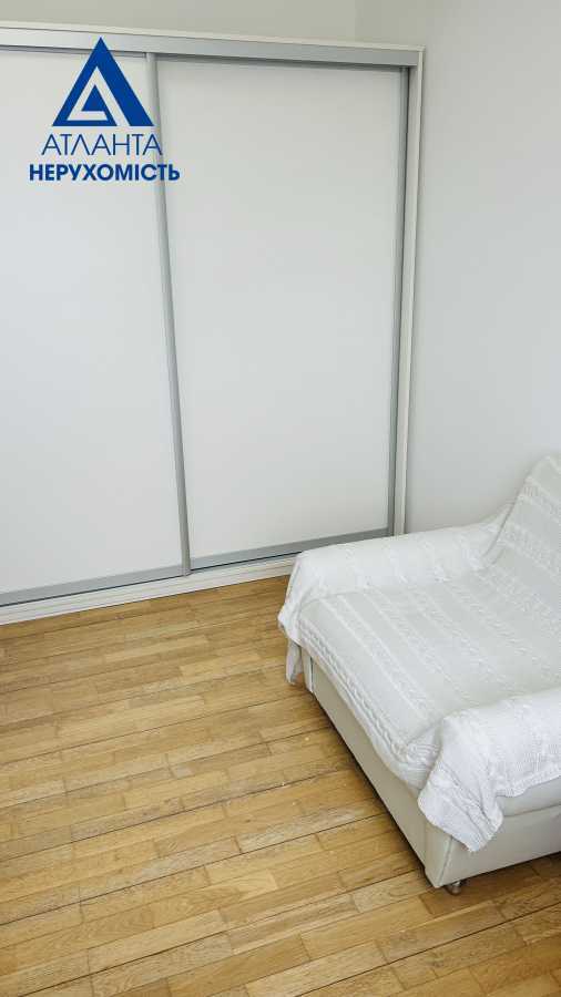 Продажа 4-комнатной квартиры 79 м², Соборности просп., 33