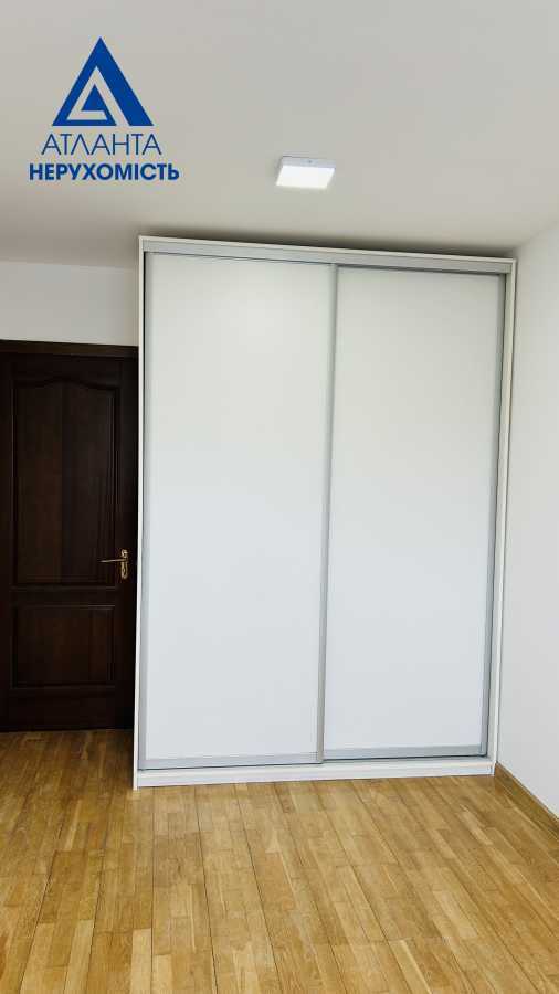 Продажа 4-комнатной квартиры 79 м², Соборности просп., 33