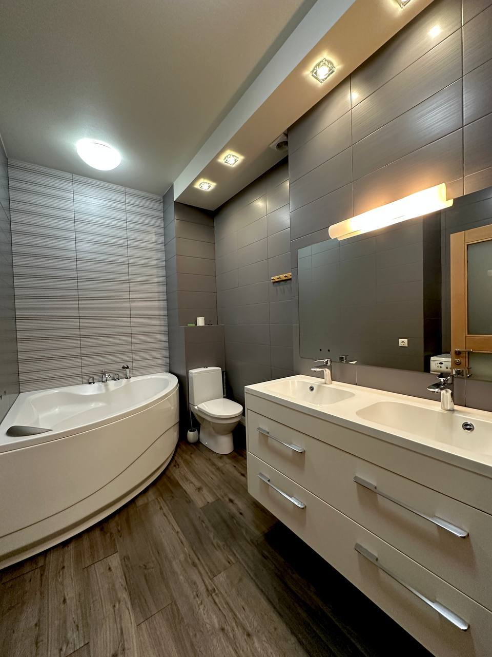 Аренда 3-комнатной квартиры 90 м², Нарымская ул.