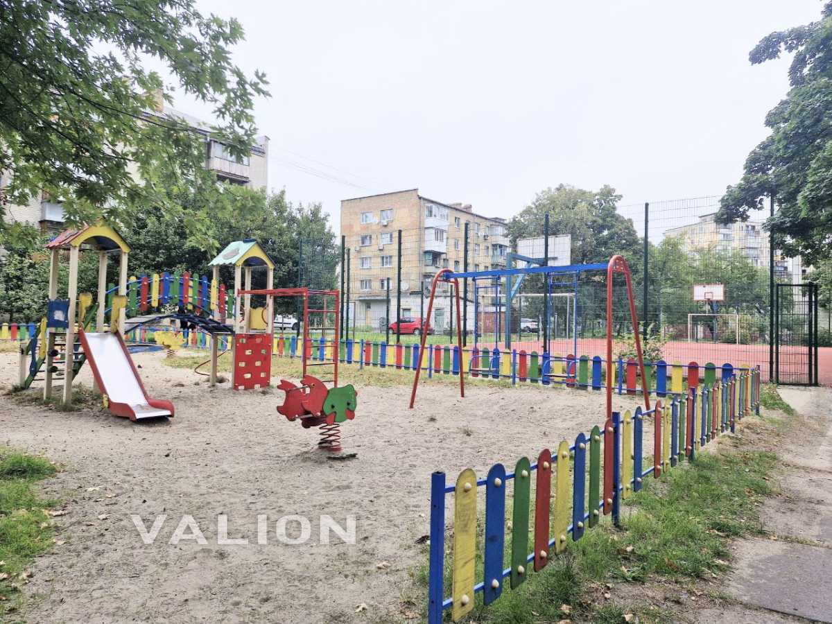 Продаж 3-кімнатної квартири 55.6 м², Новодарницька вул., 23/7