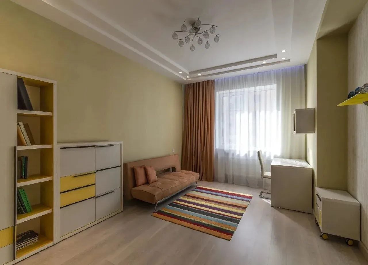 Продаж 3-кімнатної квартири 125 м², Крутогорна вул.