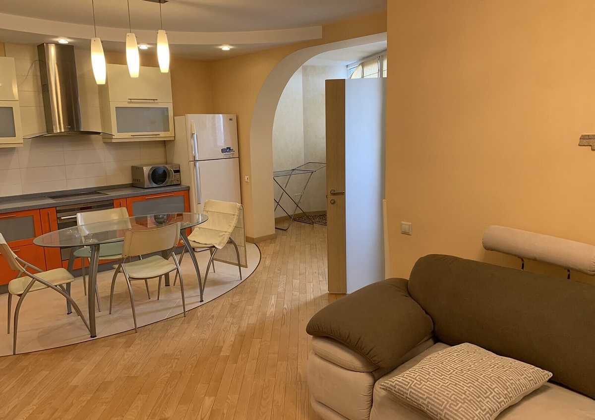 Продаж 2-кімнатної квартири 82 м², Срібнокільська вул., 22