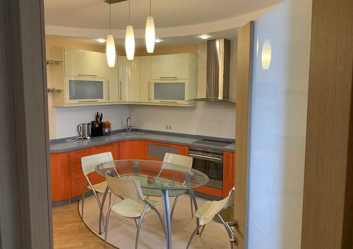 Продаж 2-кімнатної квартири 82 м², Срібнокільська вул., 22