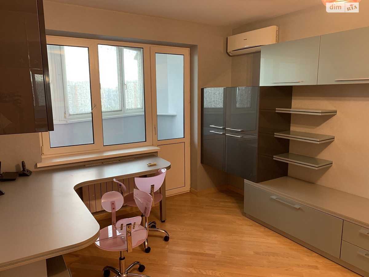 Продаж 2-кімнатної квартири 82 м², Срібнокільська вул., 22