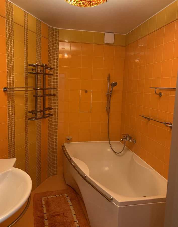 Продаж 2-кімнатної квартири 82 м², Срібнокільська вул., 22