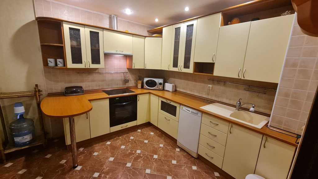 Оренда 3-кімнатної квартири 96 м², Святошинська пл., 1/1