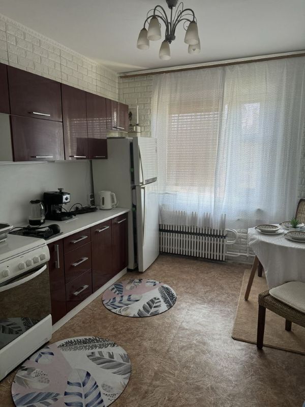 Продажа 4-комнатной квартиры 82 м², Славы бул., 18