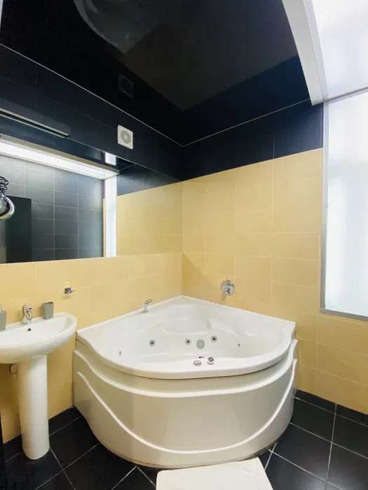 Продаж 3-кімнатної квартири 64 м², Басейна вул., 17