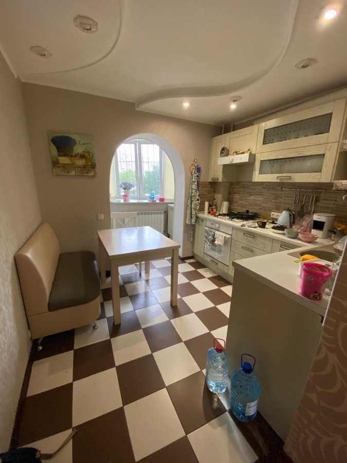 Оренда 3-кімнатної квартири 64 м², Ревуцького вул., 8