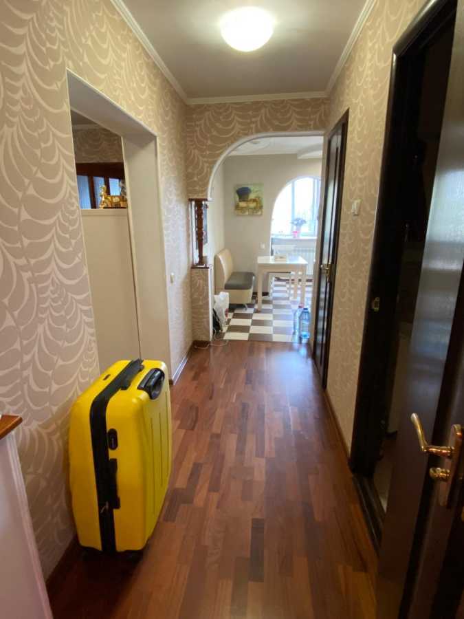 Оренда 3-кімнатної квартири 64 м², Ревуцького вул., 8