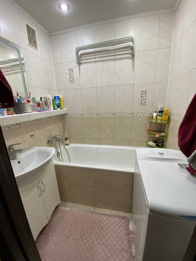 Оренда 3-кімнатної квартири 64 м², Ревуцького вул., 8