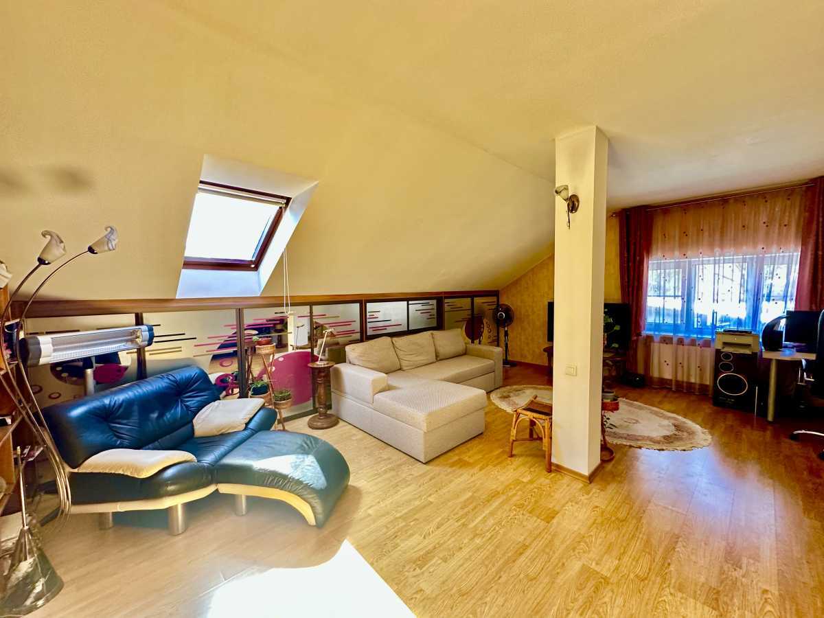 Продаж будинку 240 м², Квітки Цісик вул., 81