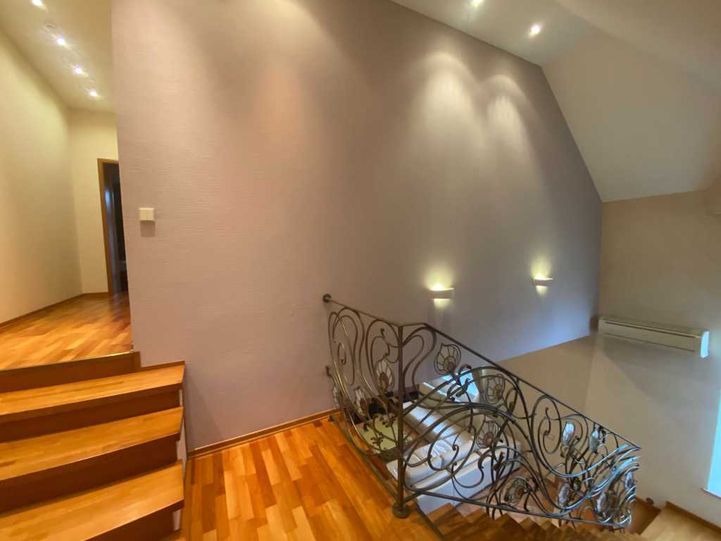 Продажа коттеджа 585 м², Центральная ул.