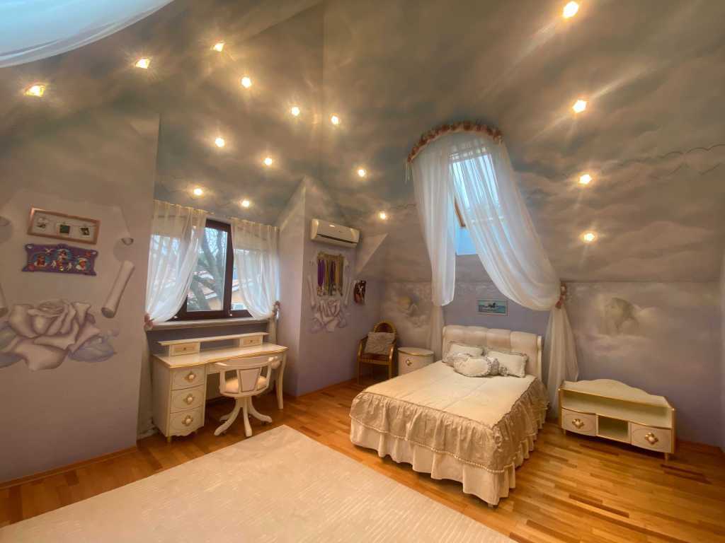 Продажа коттеджа 585 м², Центральная ул.