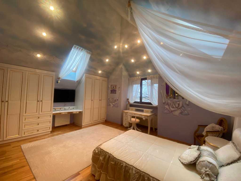 Продажа коттеджа 585 м², Центральная ул.