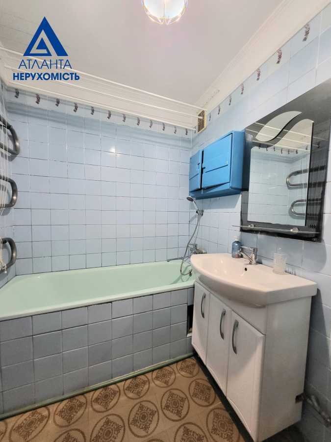 Продажа 3-комнатной квартиры 68 м², Князя Владимира ул., Івасюка, 52а