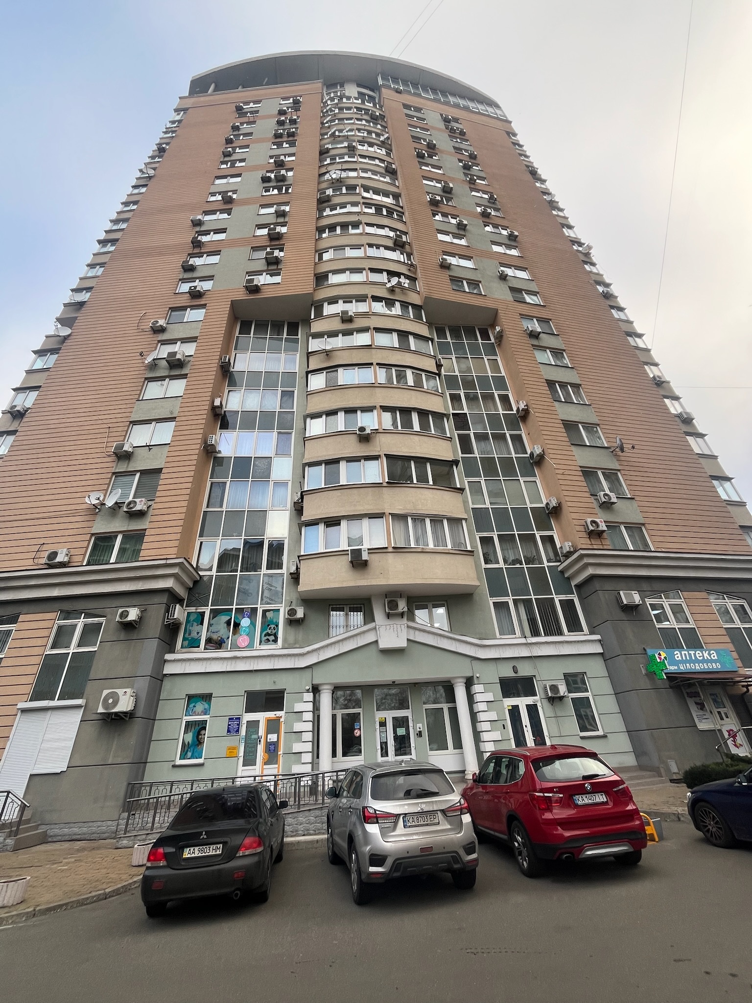 Оренда 3-кімнатної квартири 108.5 м², Раїси Окіпної вул., 10А