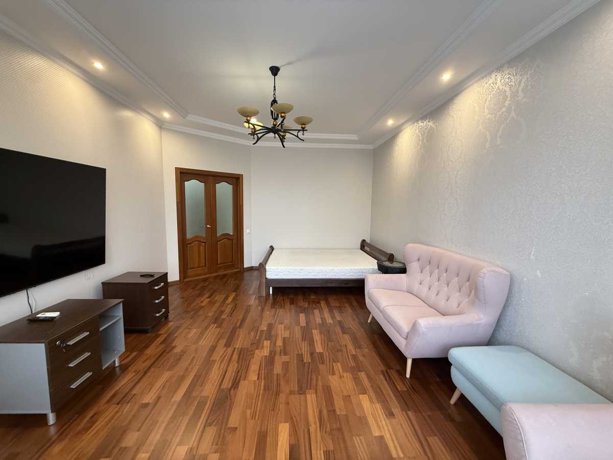 Продажа 3-комнатной квартиры 109.3 м², Владимира Антоновича ул., 103