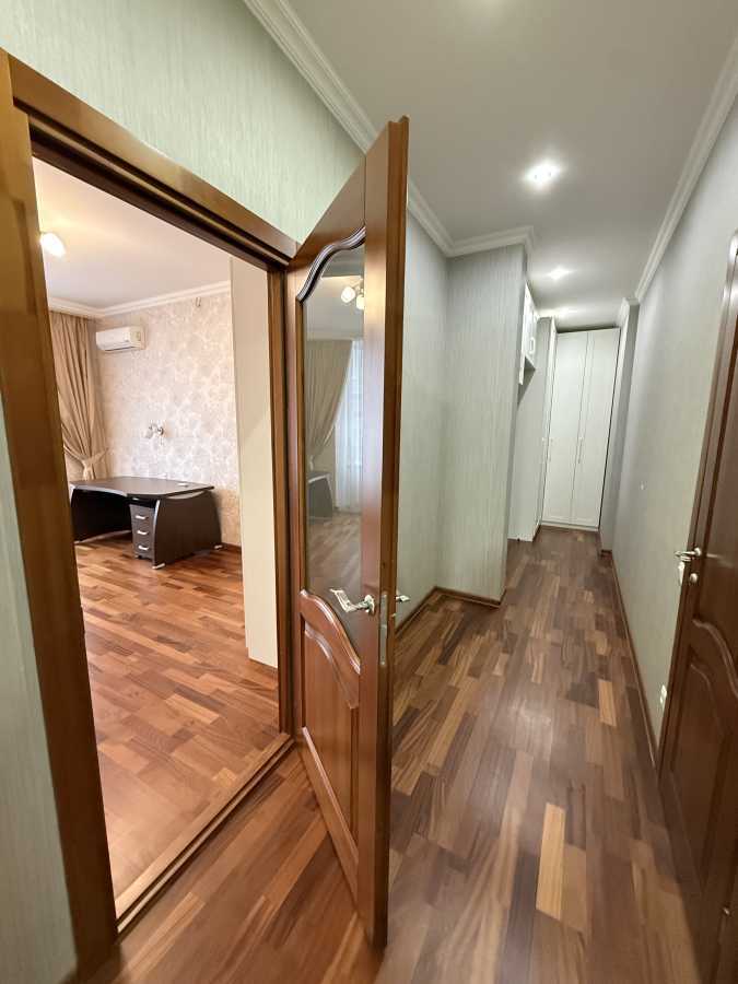 Продажа 3-комнатной квартиры 109.3 м², Владимира Антоновича ул., 103