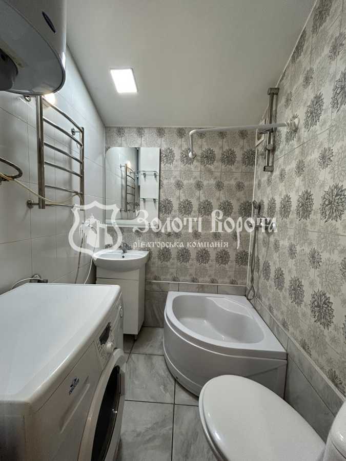 Продаж 1-кімнатної квартири 21.8 м², Залізнична вул., 32