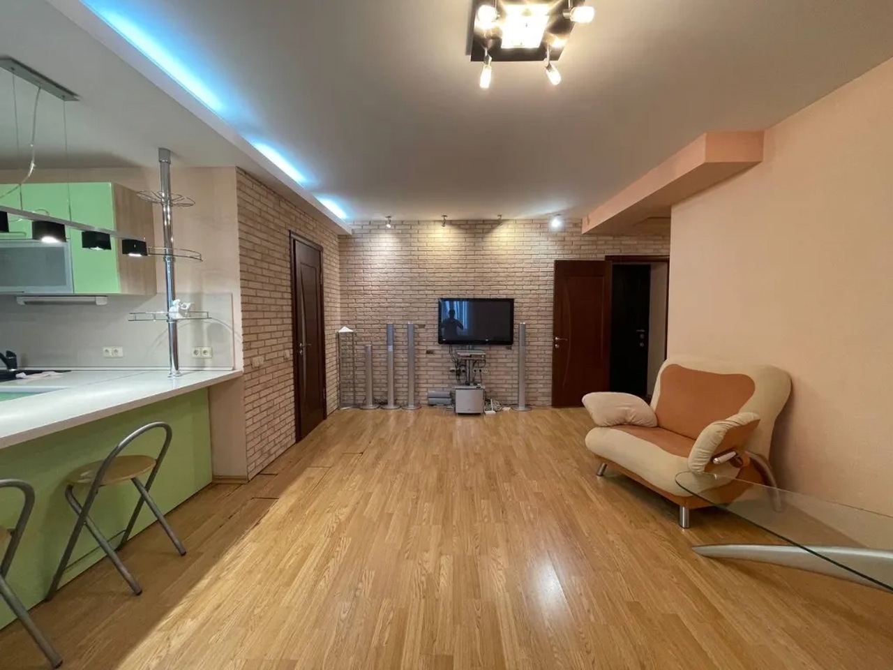 Продажа 3-комнатной квартиры 70 м², Кавалерийская ул., 9