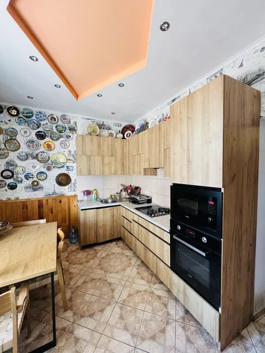 Оренда котеджу 200 м², Орхідейна вул.