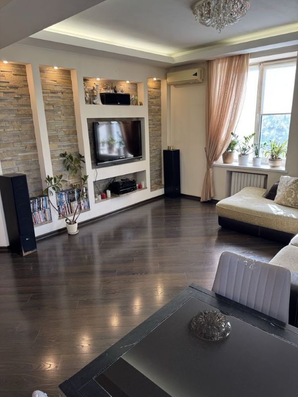 Продажа 2-комнатной квартиры 64 м², Воскресенская ул.