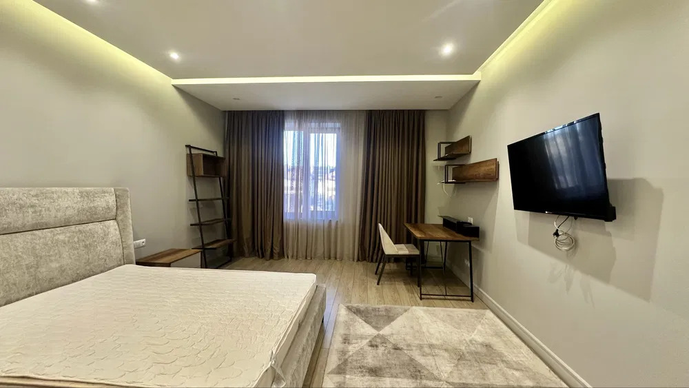 Оренда будинку 215 м², Орхідейна вул.