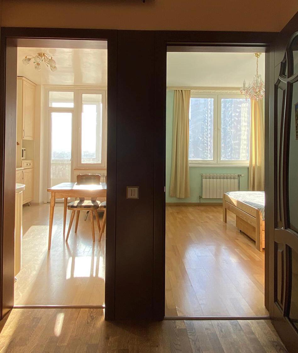 Без-%. Чавдар вул.7 однокімнатна- 44.5кв.м., метро Славутич -5хв.