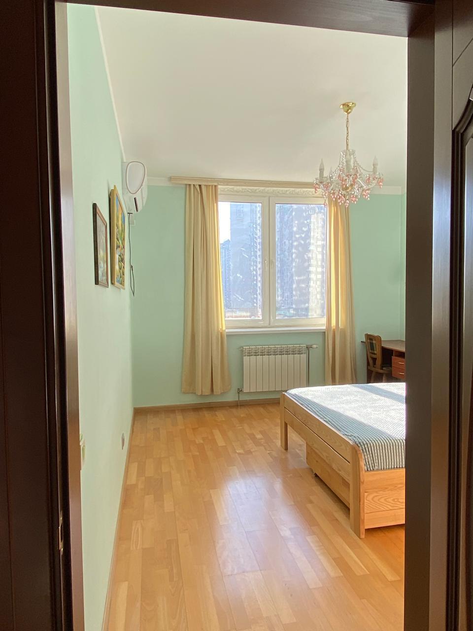 Без-%. Чавдар вул.7 однокімнатна- 44.5кв.м., метро Славутич -5хв.