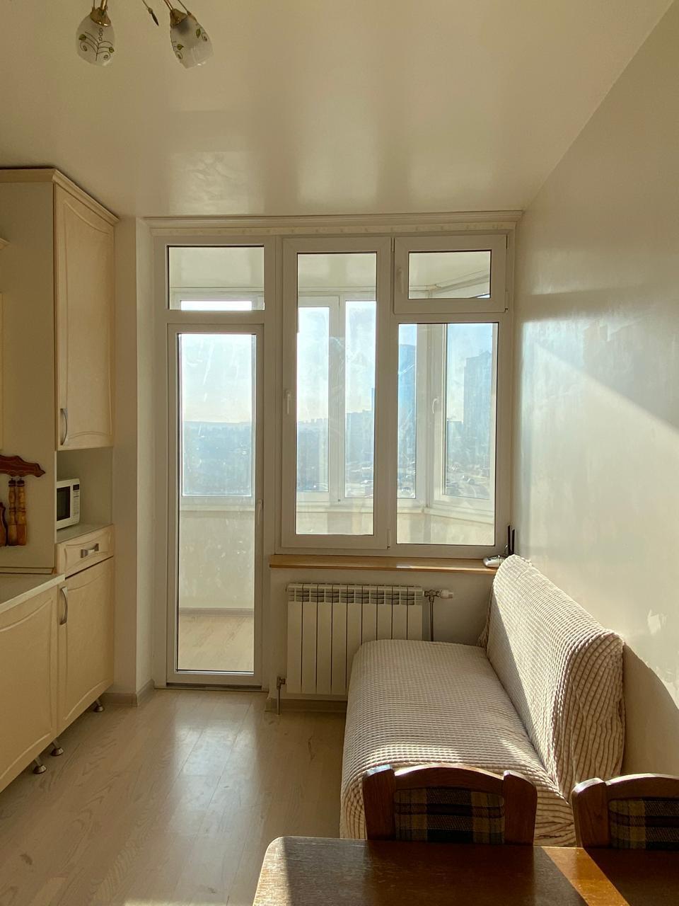 Без-%. Чавдар вул.7 однокімнатна- 44.5кв.м., метро Славутич -5хв.