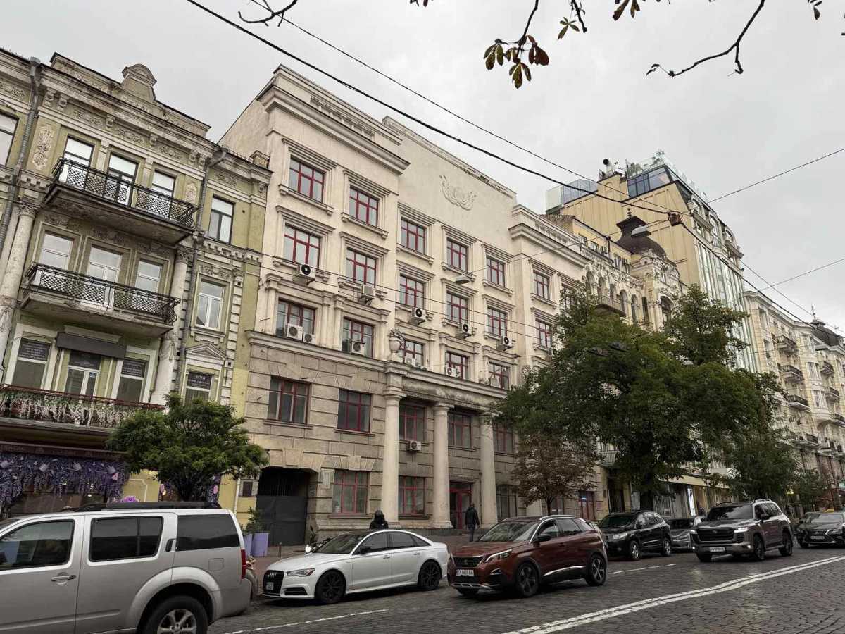 Продаж приміщення вільного призначення 2430 м², Богдана Хмельницького вул., 38