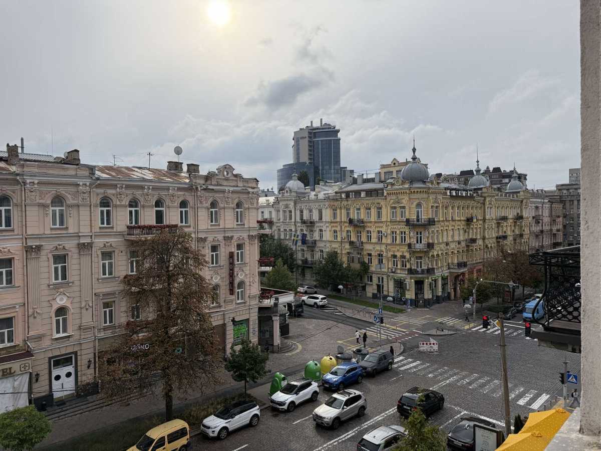 Продаж приміщення вільного призначення 2430 м², Богдана Хмельницького вул., 38