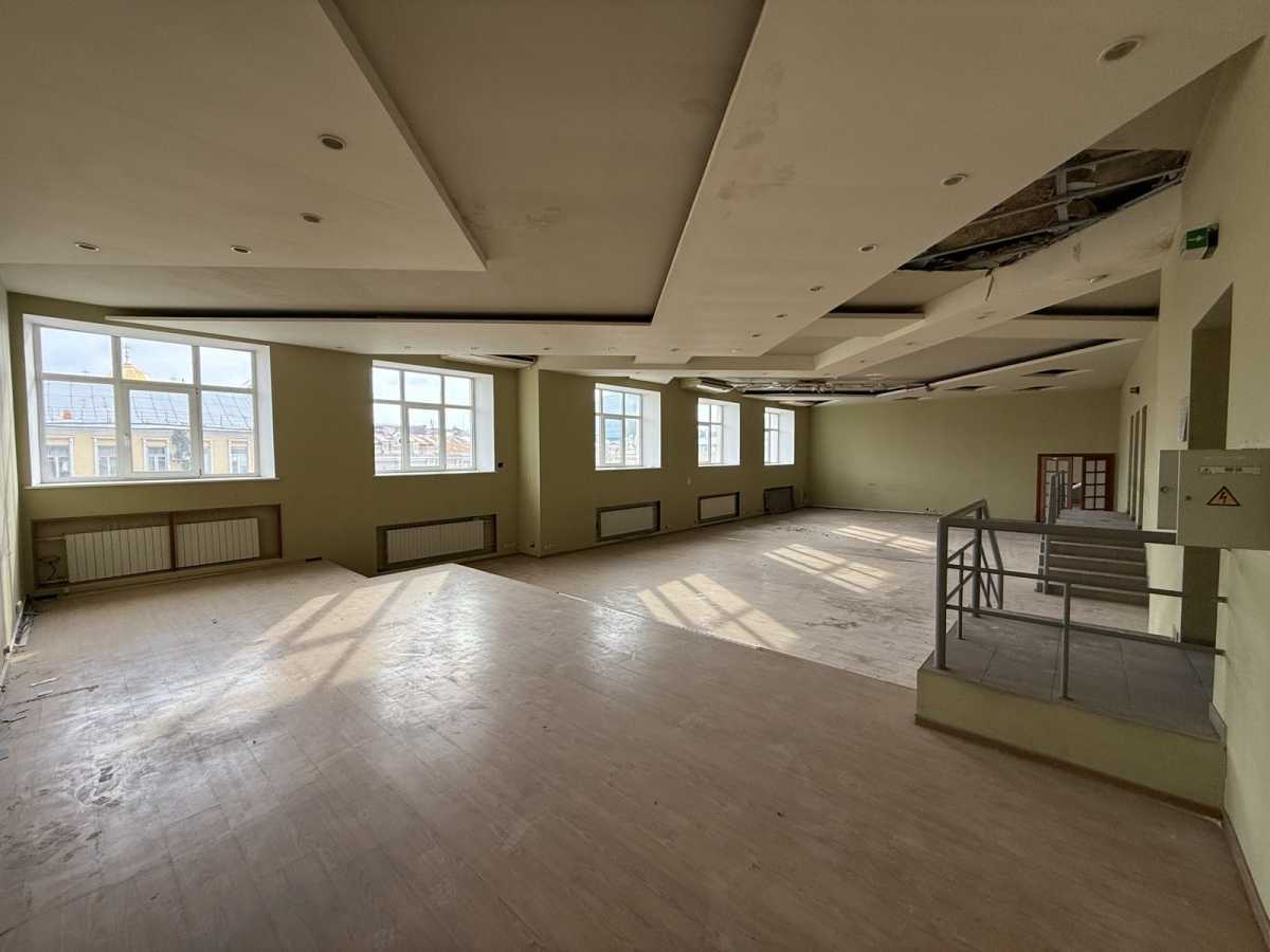 Продаж приміщення вільного призначення 2430 м², Богдана Хмельницького вул., 38