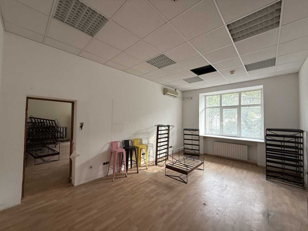 Продаж приміщення вільного призначення 2430 м², Богдана Хмельницького вул., 38