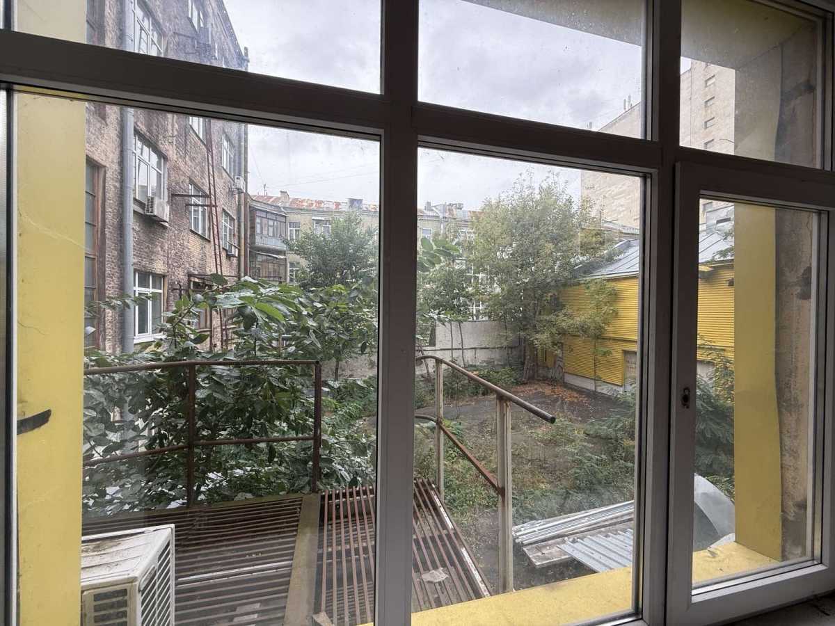 Продаж приміщення вільного призначення 2430 м², Богдана Хмельницького вул., 38