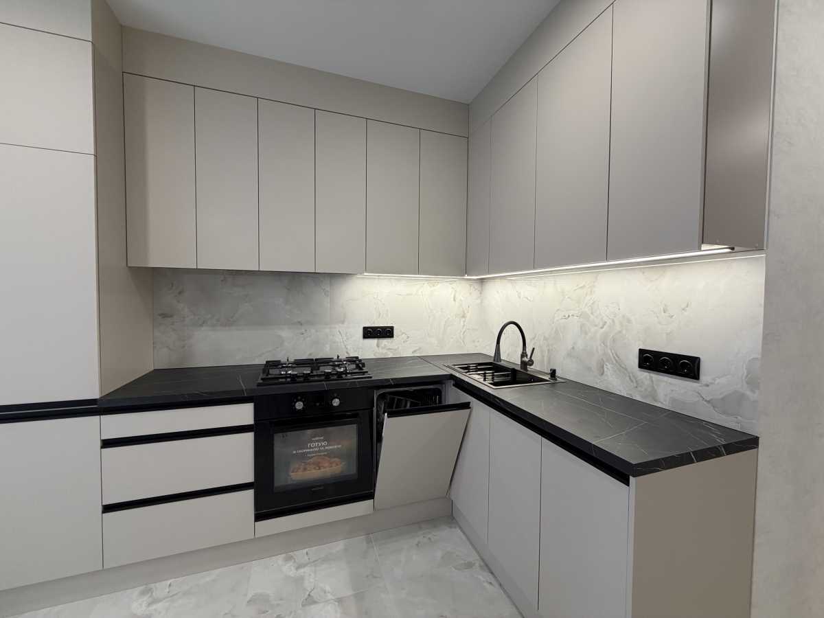 Продаж 1-кімнатної квартири 38 м², Героїв Небесної Сотні просп.