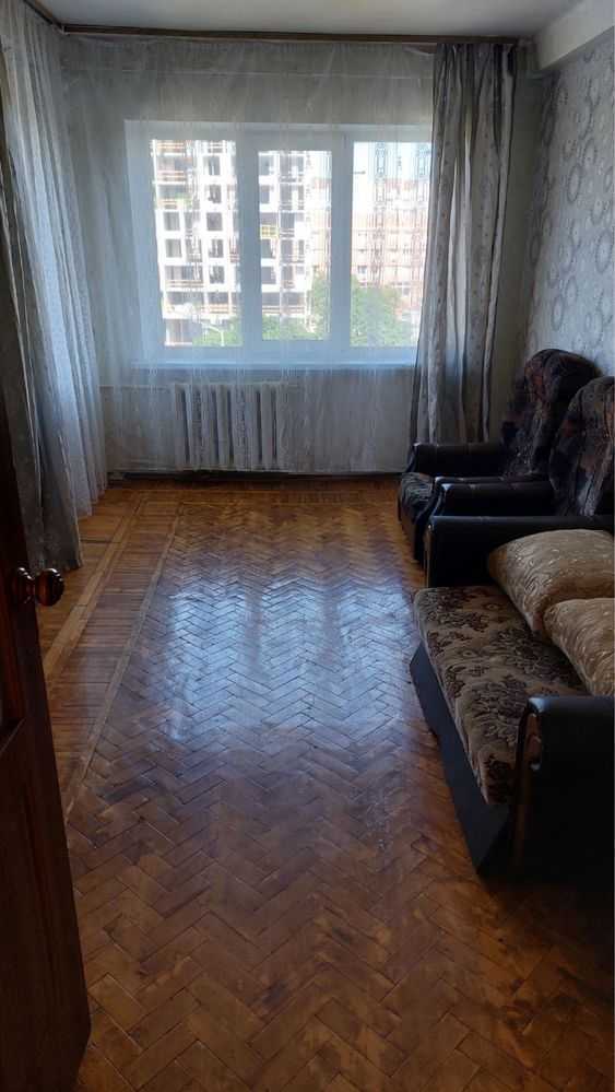 Продаж 2-кімнатної квартири 50 м², Валентина Сєрова вул.