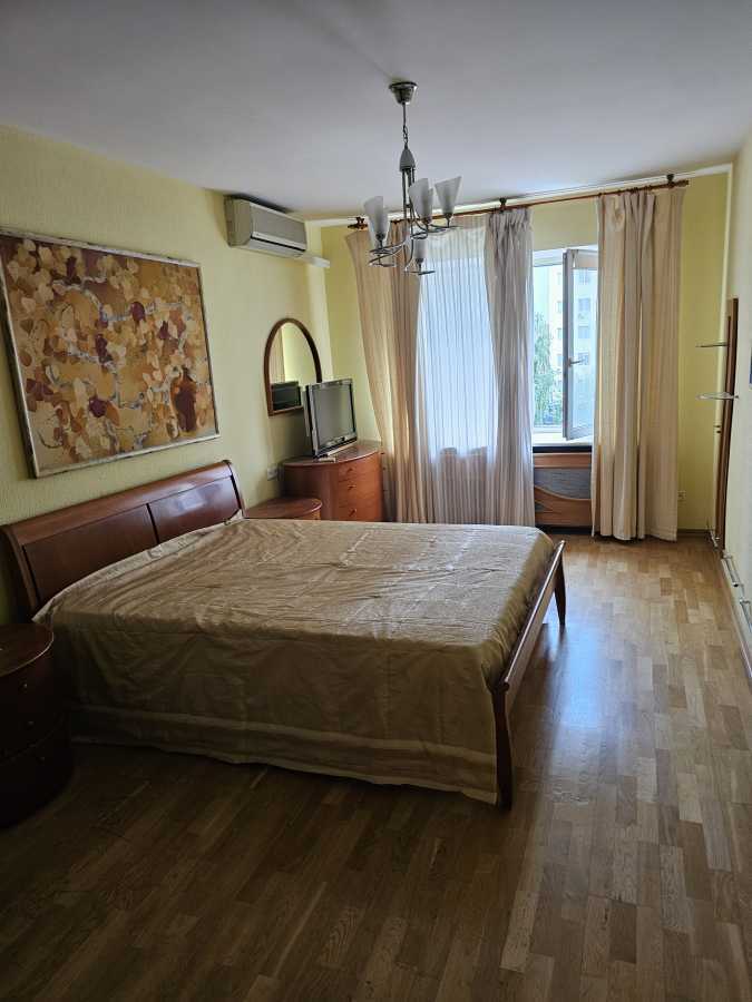 Аренда 3-комнатной квартиры 110 м², Вузовская ул., 5