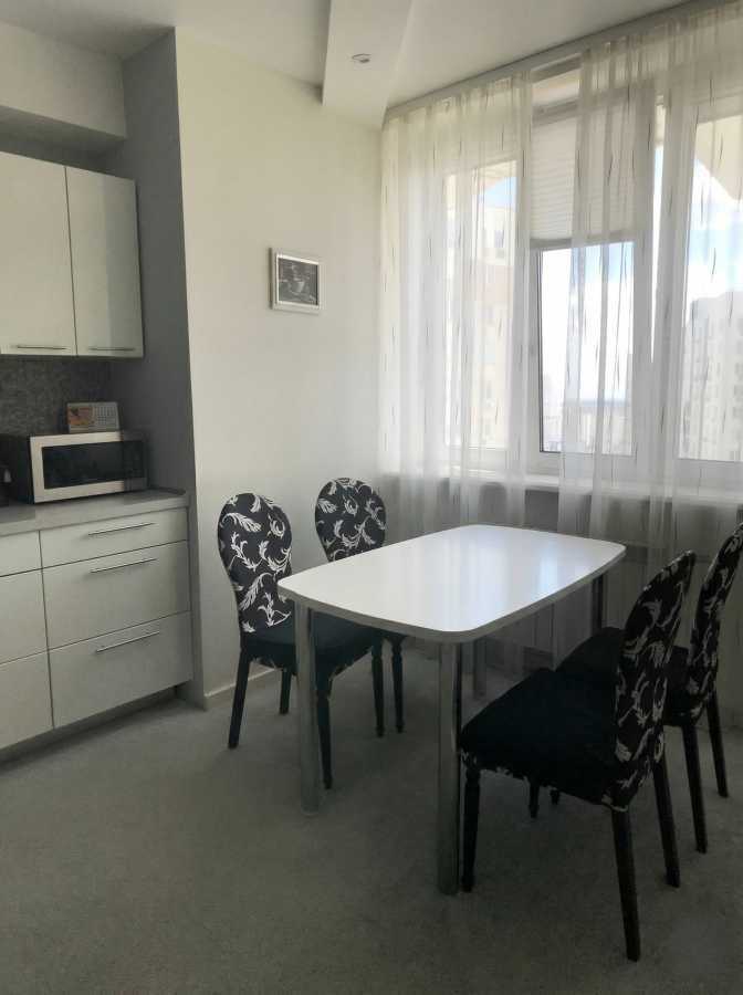 Продаж 5-кімнатної квартири 212 м², Срібнокільська вул., 1