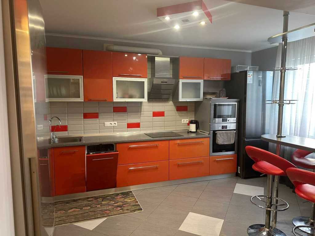 Аренда 2-комнатной квартиры 98 м², Европейская пл., Союза, 31а