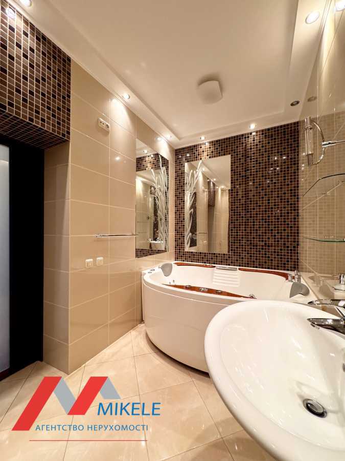 Продажа 4-комнатной квартиры 147 м², Вячеслава Черновола ул., 25