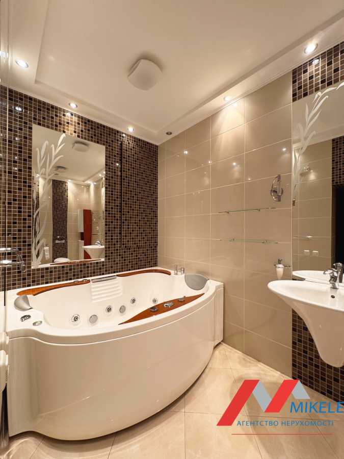 Продажа 4-комнатной квартиры 147 м², Вячеслава Черновола ул., 25