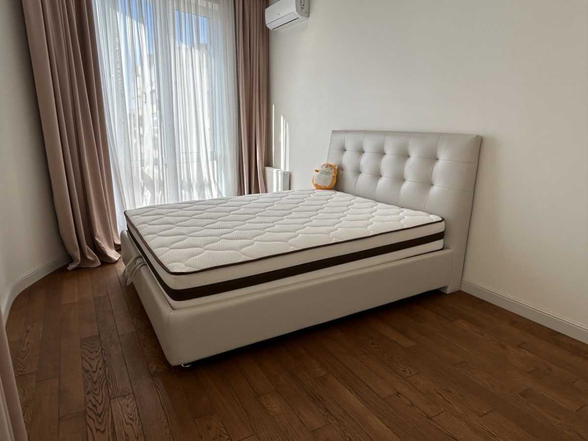 Продаж 3-кімнатної квартири 101 м², Кирило-Мефодіївська вул., 2