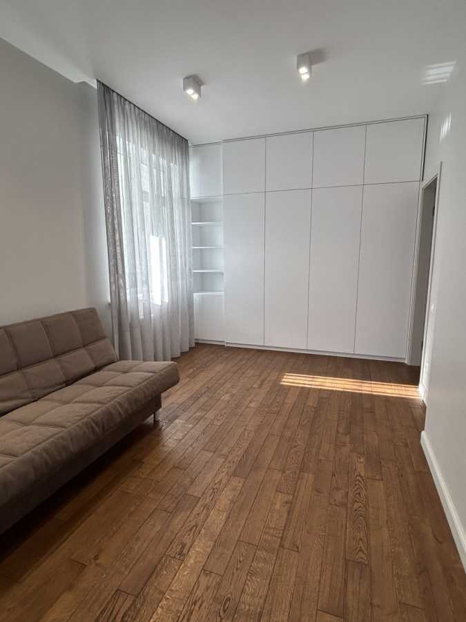 Продаж 3-кімнатної квартири 101 м², Кирило-Мефодіївська вул., 2