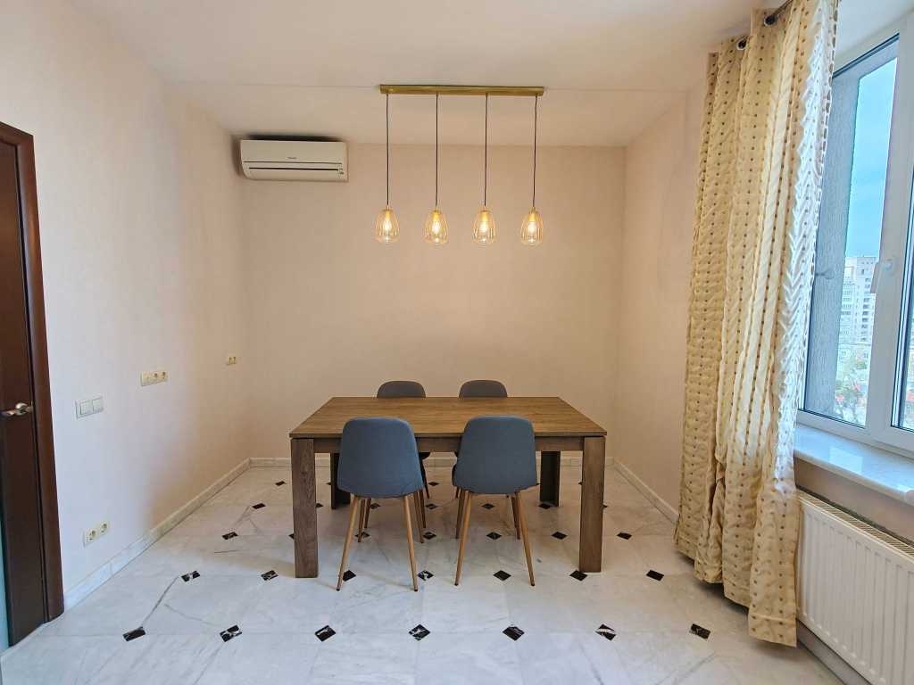 Оренда 2-кімнатної квартири 95 м², Молдавська вул., 2