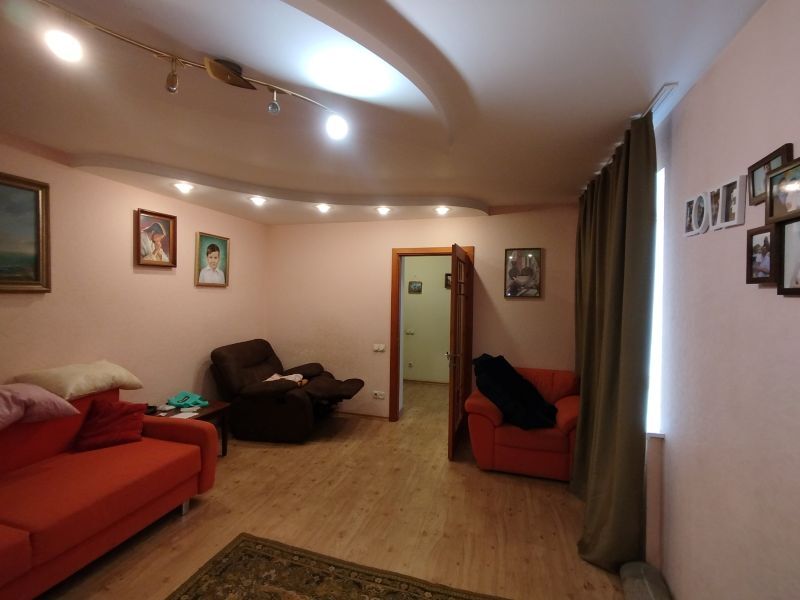 Продаж 3-кімнатної квартири 92 м², Осіння вул., 4А